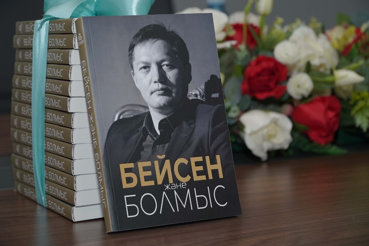 Үлкен кеуделі жалаңаш қыздар